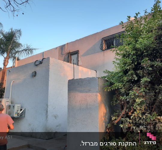 חלונות עם סורגים על קיר חיצוני של מבנה